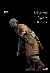Figura de resina 1/35 oficial de la Segunda Guerra Mundial de Estados Unidos en equipo de invierno que sostiene el kit modelo Thompson 4430 - Imagen 1 de 9