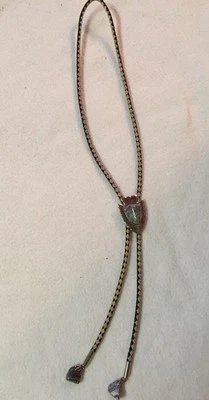 Галстук-боло с черно-белым шнуром, направляющая в форме наконечника стрелы с серым агатовым камнем - Изображение 1 из 4