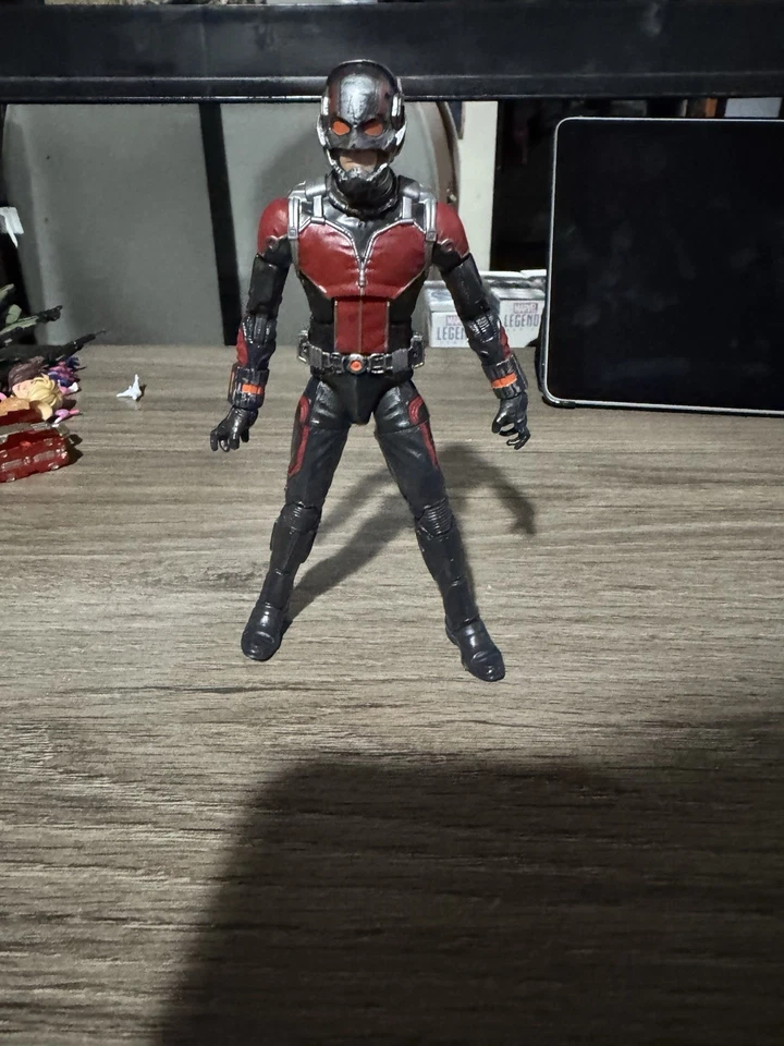 Figura Ant-man serie BAF Ultron leyendas Marvel  Foto 1 de 1
