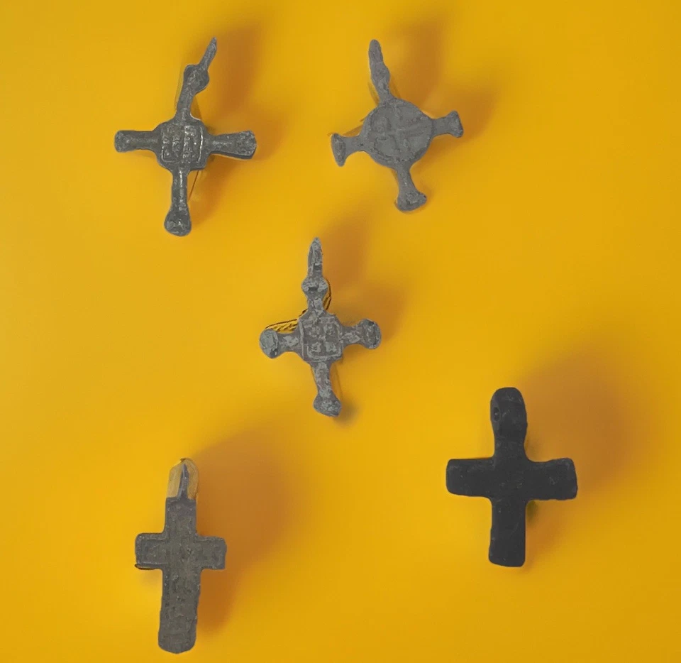 Cruz cristiana bizantina medieval y moderna temprana reliquias Curlandia Letonia Foto 1 de 4