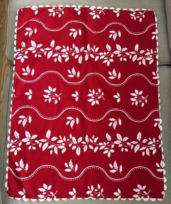 Almohada de franela Martha Stewart roja falsa con acebo blanco Rick estante/a cuadros Foto 1 de 4