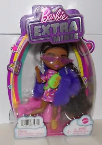 Muñeca de moda Barbie Extra Minis #1 gafas rosadas, abrigo púrpura, bolso gofres verde - Imagen 1 de 6