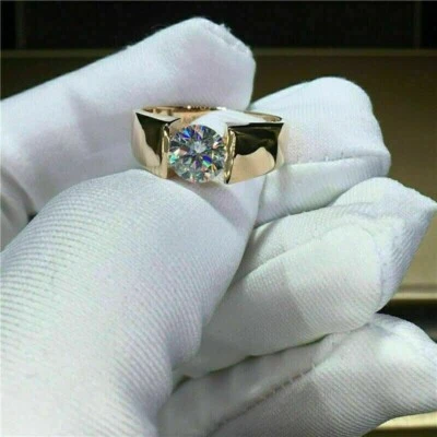 Anillo de compromiso de oro amarillo de 14 k con bisel de diamantes cultivados en laboratorio VS2 de corte redondo de 3 quilates para hombre Foto 1 de 4