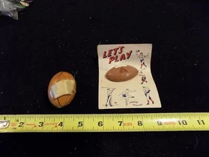 JA-0063 Vintage Novelty Celuloid FOOTBALL Pin PREVUE CREATIONS Original Card - Picture 1 of 1