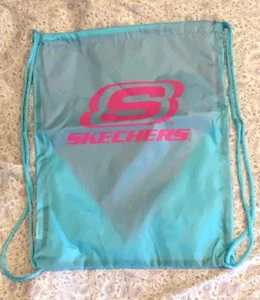 New !! SKECHERS Girls backpack with attached cape. 12"x 16" - Picture 1 of 5
