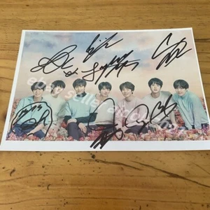 Foto de grupo firmada autografiada por Jung Kook V JIN JIMIN RM SUGA J-Hope 5*7 2023 - Imagen 1 de 1