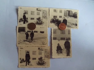 Foto Polen Generalgouvernement Libau Jungen spielen vor Haus im Schnee 1942/43 - Picture 1 of 5