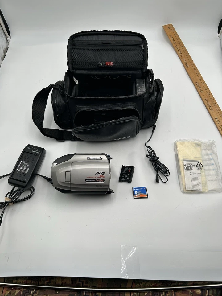 Panasonic Palmsight PV-L759D 4" LCD 300xDigitalPalmcorder Camcorder tested Works - Image 1 of 4