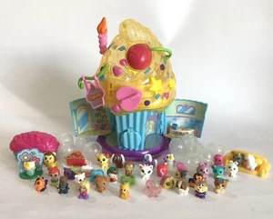 Squinkies Cupcake Surprize Bake Shop Dispenser with Squinkies Hello Kitty Sandy - Picture 1 of 10