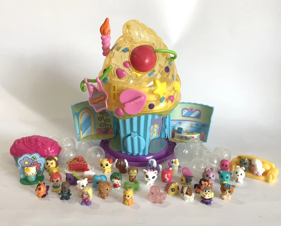 Dispensador Squinkies Cupcake Surprize Bake Shop con Squinkies Hello Kitty Sandy Foto 1 de 4