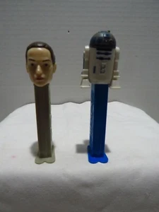 DISPENSER PEZ STAR WARS-R2D2 & REY P1-04 - Foto 1 di 4