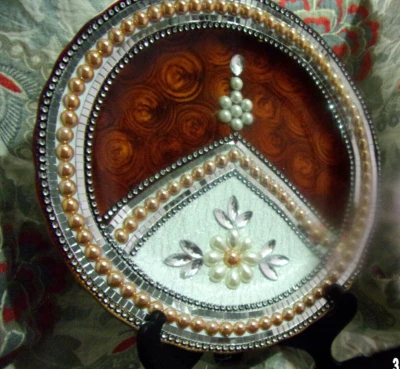 装饰性镶嵌人造宝石和珍珠棕色 11.5 英寸圆形盘子 L@@K! — 第 1/4 张图片