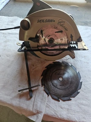 SKIL Classic 7 1/4 Inch Circular Saw 240v Model 1866. Used But Works Perfectly. - Image 1 of 4