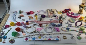 Konvolut 77 Kinder Schmuck Ringe Armbänder Halsketten Charms Spielzeug Zubehör gemischt - Bild 1 von 12