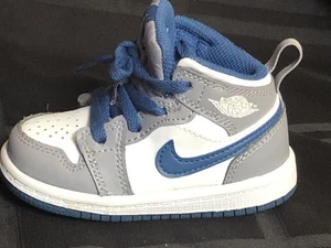 Zapatos para niños pequeños Nike Air Jordan 1 Mid 'Cement/True Blue' DQ8425 014 - Talla 5C - Imagen 1 de 9
