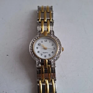 Quarzuhr - Gold / Silber Armband, weißes Zifferblatt, silberne Lünette mit Edelsteindetail - Bild 1 von 7