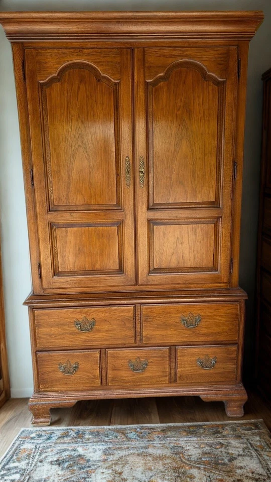 Armario Thomasville Fisher Park de colección - Precio original $3000 Foto 1 de 4