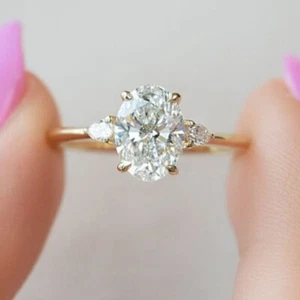 Anillo de compromiso de tres piedras moissanita corte ovalado de 2,5 quilates chapado en oro amarillo 14 K - Imagen 1 de 6