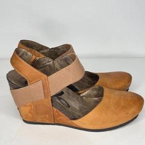 OTBT Rexburg Womens Shoes Size 10M Tan Leather Wedge Heel Sandals Closed Toe - Picture 1 of 10