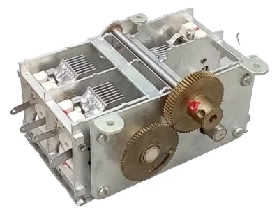 NOS Variable Capacitor ~ 3 X 20pF - 60pF SINGLE  Radio Condenser Company 3D9088V - Imagem 1 de 4