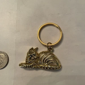 VTG Gold Plated Cat  Laying Down Key Ring - Picture 1 of 2