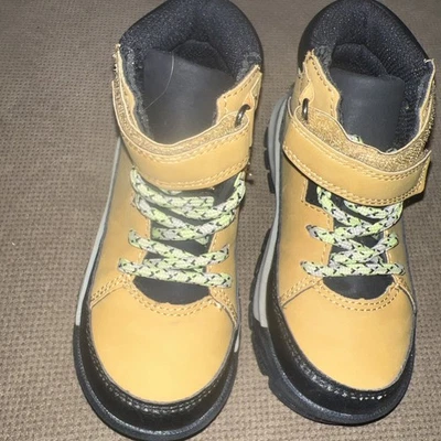 Botas Larry OshKosh B'gosh para niños pequeños talla 9 marrón Foto 1 de 4