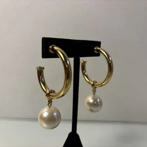 Vintage Gold Tone Hoop Earrings with Faux Pearl Dangles Costume Jewelry Retro - Bild 1 von 10