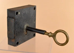 GROßES SEHR MASSIVES KASTEN 7 TÜR SCHLOSS MIT SCHLÜSSEL - HANDARBEIT - Bild 1 von 10