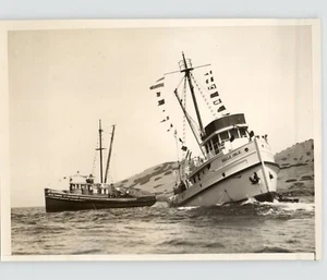 Motor FISHING BOAT 'Belle Isle' Hits Reef CATALINA ISLAND CA 1930 Press Photo - Picture 1 of 2