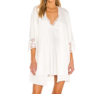 Bata de satén Flora Nikrooz para mujer L/XL blanca manga de encaje transparente espalda con cinturón corta Foto 1 de 4