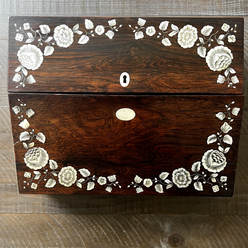 Escritorio de viaje con incrustaciones de palo de rosa y madreperla del siglo XIX con bolígrafos de fieltro Foto 1 de 4