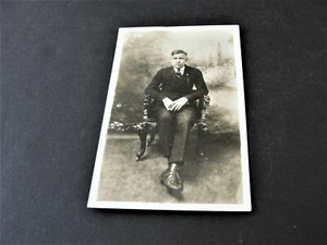Hombre sentado en una silla - Foto postal real (RPPC) - Caja de sellos - AZO (1918-1930). - Imagen 1 de 2