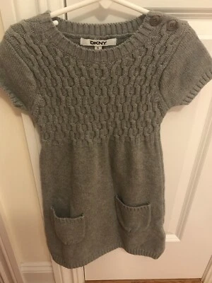 Vestido suéter DKNY para niñas  Foto 1 de 4