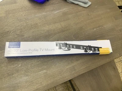 Soporte de pared fijo de bajo perfil INSIGNIA para la mayoría de los televisores de 40" - 70" NS-HTVMF0C Foto 1 de 4