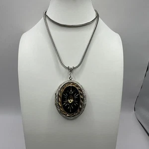 "Precioso collar medallón vintage tono plata con vidrio negro grabado 24""" - Imagen 1 de 8