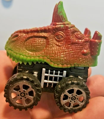 Monster Truck dinosaurio sin marca 1/64 tiene sentimientos prehistóricos en la pista Foto 1 de 4