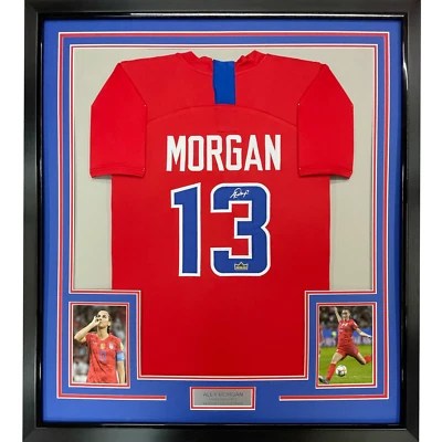 Camiseta deportiva enmarcada facsímil autografiada Alex Morgan 33x42 EE. UU. roja reimpresión láser automática Foto 1 de 2
