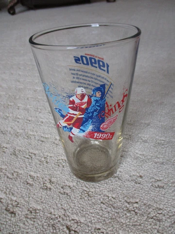 DETROIT RED WINGS COLLECTIBLE PINT  BEER DRINK GLASS 1990's DECADE * Cover