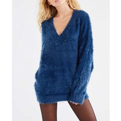 Suéter tejido con cuello en V pestañas difusas de gran tamaño Urban Outfitters Foto 1 de 4