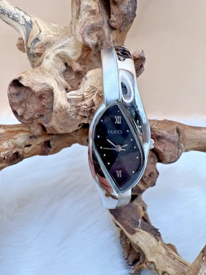 Reloj Pulsera Gucci 2889L Mujer Vintage Esfera Negra y Dos Tonos Plateado Foto 1 de 4
