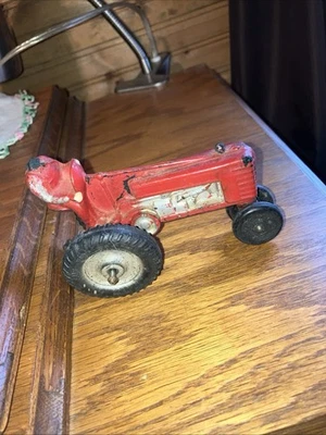Tractor de goma castaño rojizo vintage con hombre, cabeza rota rojo Foto 1 de 4