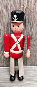 Ornement de Noël en bois soldat avec pistolet 4" Circa 1988 - Photo 1/7