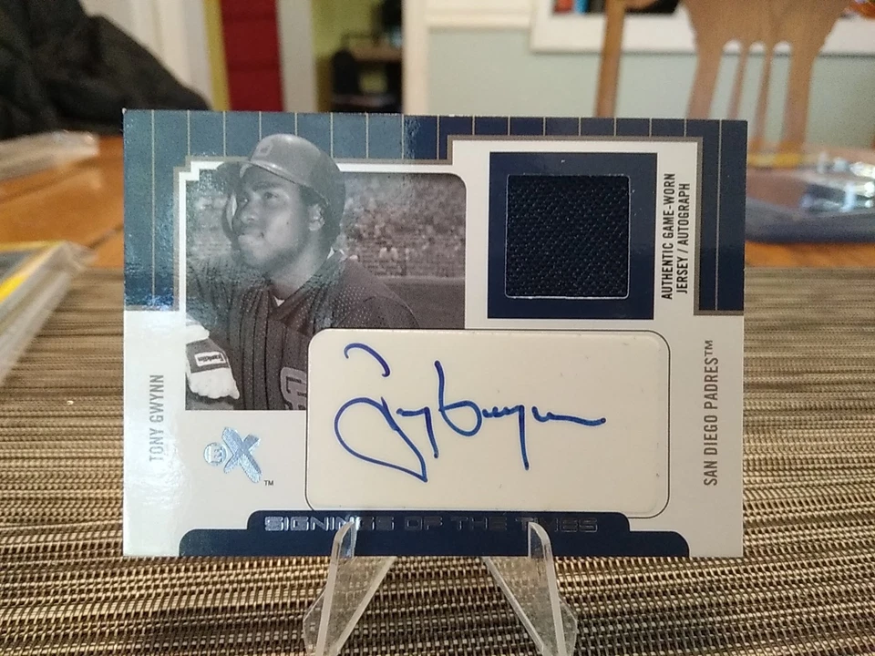 2004 Fleer Signings of The Times Tony Gwynn R.I.P. HOF auto/relic 77/82 - Image 1 of 2