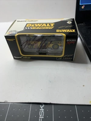 Equipo Calibre AUTOINJERTADO 1/64 Diecast #17 Herramientas Dewalt Matt Kenseth Ford 2000 Foto 1 de 4