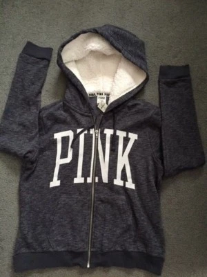NUEVO CON ETIQUETAS SUDADERA CON CAPUCHA VICTORIA'S SECRET ROSA CREMALLERA COMPLETA CON CAPUCHA SHERPA CARBÓN DESCATALOGADA L Foto 1 de 4