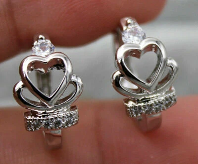 Lindos Nuevos Pendientes de Aro Huggie Redondos Corazón Acento Circonita Transparente Rellenos de Oro Blanco de 18K Foto 1 de 2