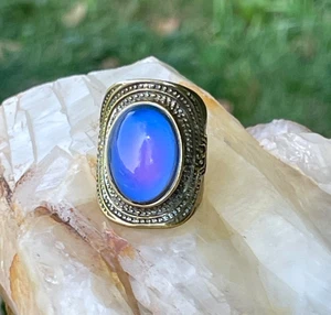 Anillo de humor vintage grande ovalado cabujón tono latón A868 - Imagen 1 de 5