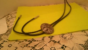 Siskiyou Buckle CO. Bolokrawatte - Indianer und zwei Adler - Zinn Vintage 1992 - Bild 1 von 14