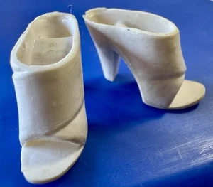 Vintage Ideal TUESDAY TAYLOR / TAYLOR JONES Barbie Dolls ~ WHITE Original SHOES - Picture 1 of 7