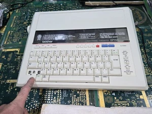 Máquina de escribir electrónica Brother EP-150 - Funciona con pilas - Sin adaptador de CA - Sin probar - Imagen 1 de 16